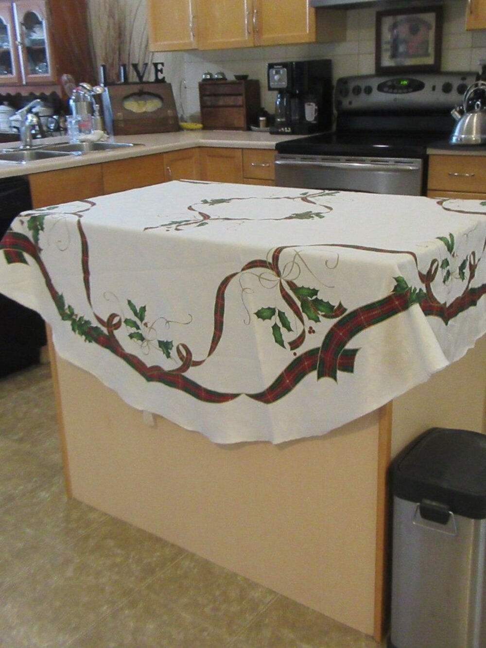 Christmas Round Table Cloth In nice shape